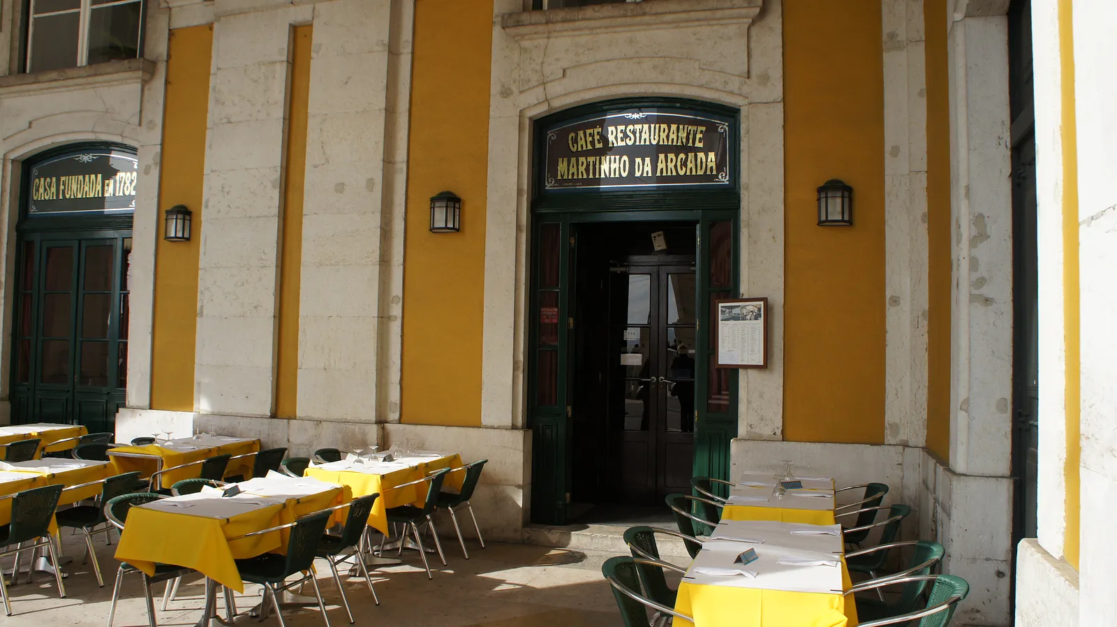 A entrada do café, sob a arcada.