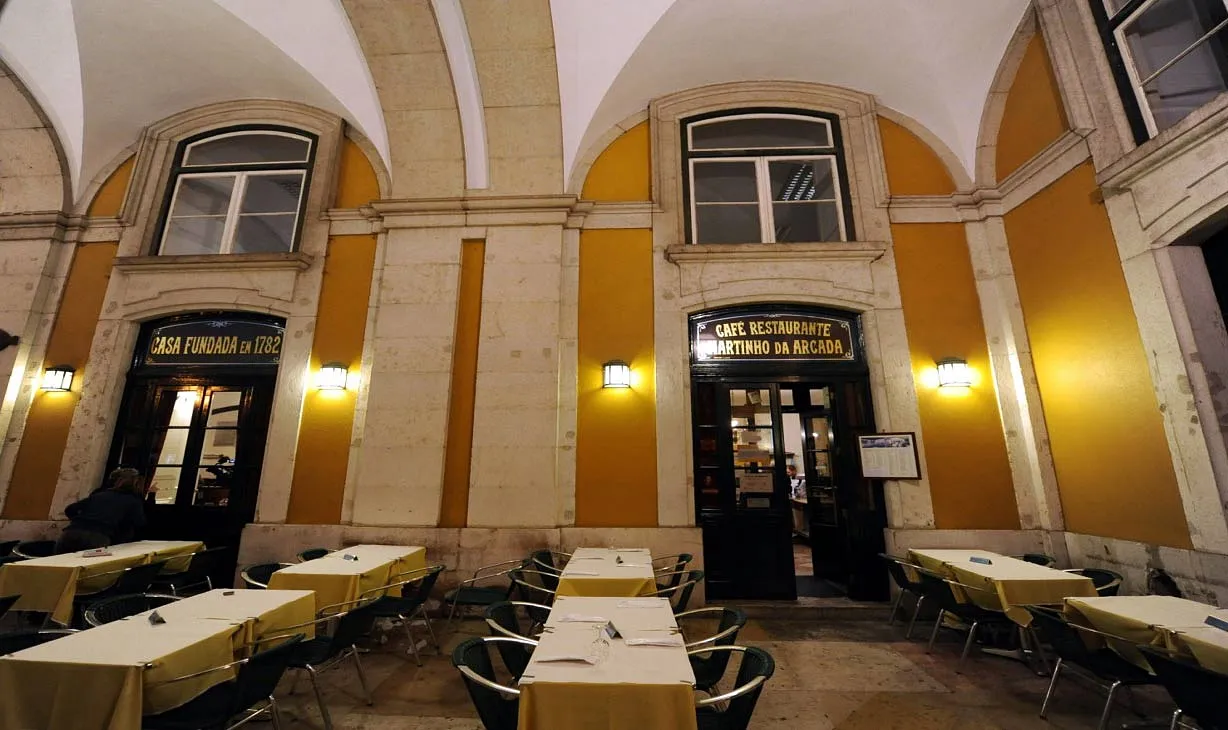 A fachada, ao anoitecer.