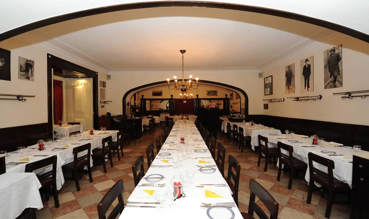 A sala do restaurante, com os retratos de Fernando Pessoa.